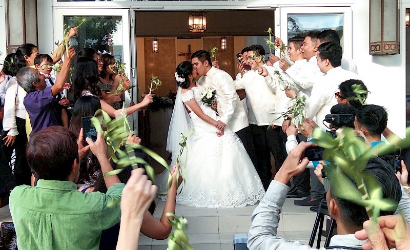 eerste kus mobieltjes bruiloft unplugged wedding trouwfeest bruiloft foto's fotograaf